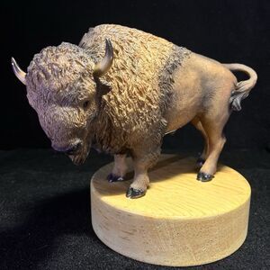 CC-585 Small Buffalo Figurine – Realistic Brown Resin Bison Statue Collectible